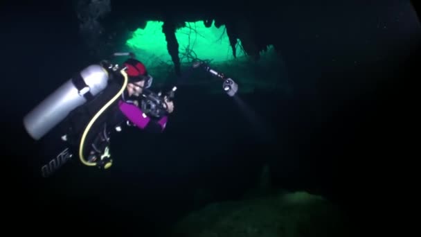 Buceadores en cueva en aguas subterráneas de cenotes submarinos de Yucatán México . — Vídeo de stock
