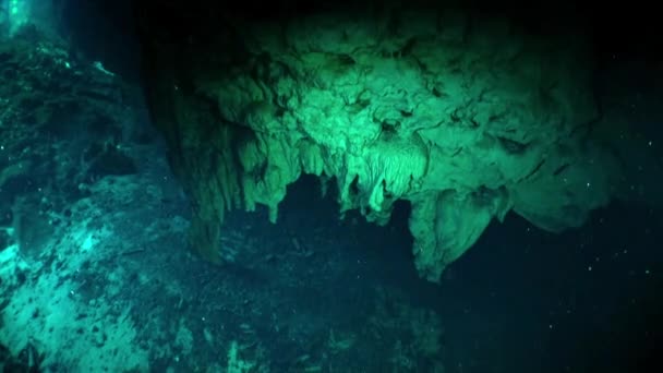 Stones and rocks of a natural landscape in underwater Yucatan Mexico cenotes. — Stockvideo