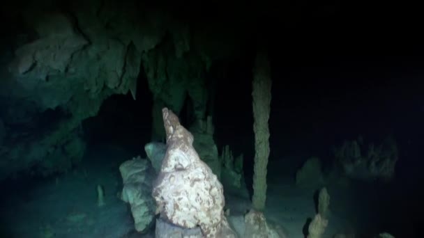 Stones and rocks of a natural landscape in underwater Yucatan Mexico cenotes. — Stockvideo