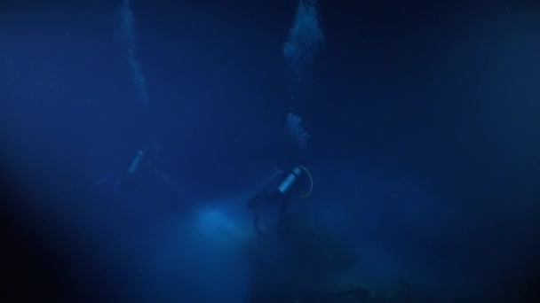 Potápění pod krápníkovými kamennými rampouchy v jeskyni v podmořských mexických cenotách. — Stock video
