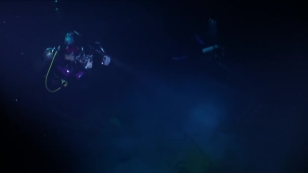 Potápění pod krápníkovými kamennými rampouchy v jeskyni v podmořských mexických cenotách. — Stock video