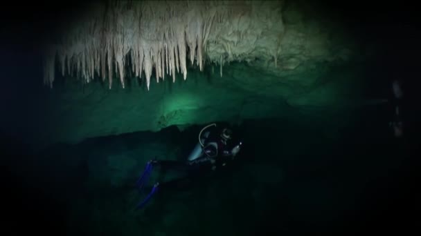 墨西哥海底洞穴中的钟乳石冰柱下的潜水员. — 图库视频影像