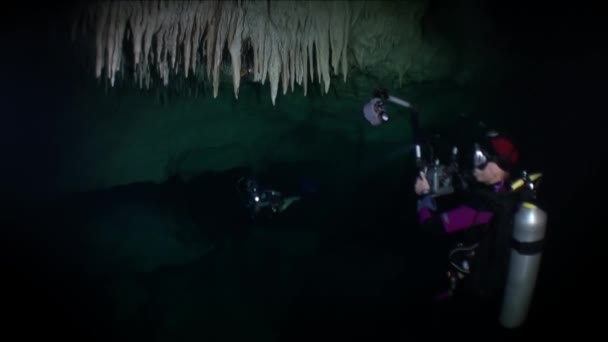 Mergulhadores cinegrafista em caverna de Yucatan subaquático México cenotes. — Vídeo de Stock