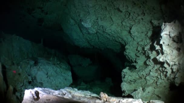 Cueva en aguas subterráneas de cenotes submarinos de Yucatán México. — Vídeos de Stock