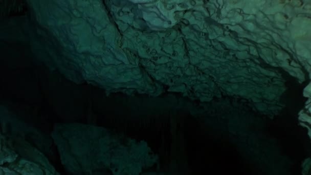 Cave in underground water of underwater Yucatan Mexico cenotes. — Stock Video