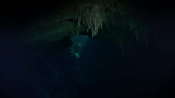 Stalactite kő jégcsapok lógnak a mennyezeten barlang víz alatt Mexikó cenotes. — Stock videók