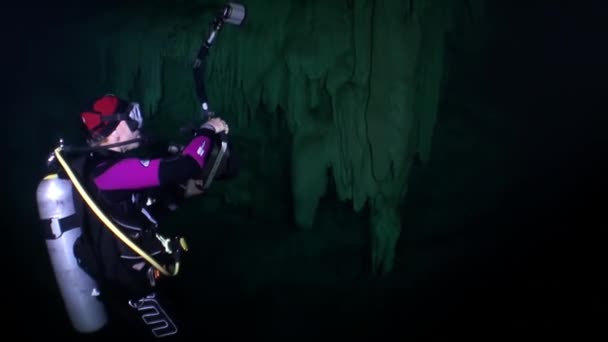 Кінооператор-дайверс у печері під водою Юкатан Мексика сеноте. — стокове відео