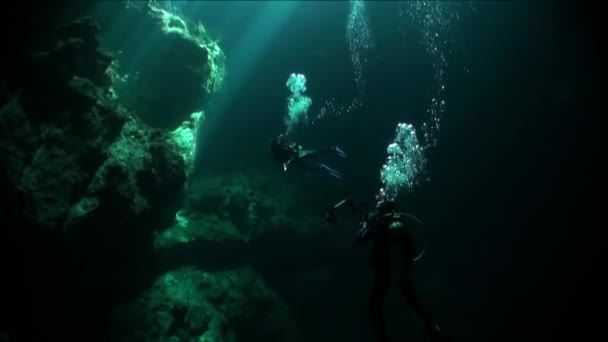 Piękno jaskini w podwodnych Yucatan cenotes Meksyku. — Wideo stockowe