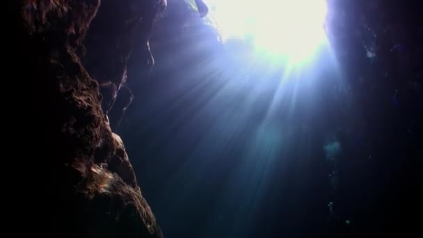 Soleil brille une vue éclatante de sous l'eau dans la grotte souterraine . — Video