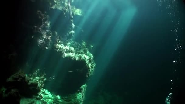 Rayos de sol y burbujas de buceo bajo el agua en cueva subterránea . — Vídeo de stock