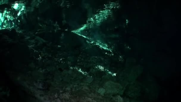 Piękno nurkowania jaskiniowego w podziemnych wodach podwodnych Yucatan Meksyk cenotes. — Wideo stockowe