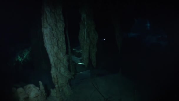 Beleza de caverna em Yucatan subaquático México cenotes . — Vídeo de Stock