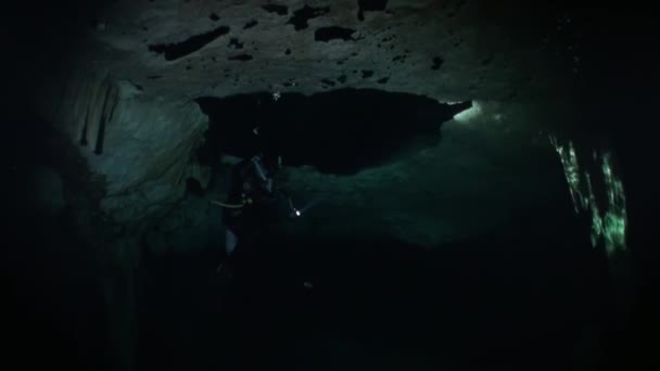 Beleza de caverna em Yucatan subaquático México cenotes . — Vídeo de Stock