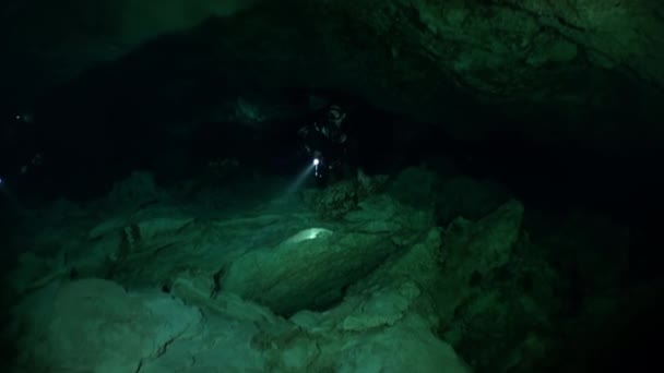 Dykare videograf kameraman i grottan under vattnet Yucatan Mexiko cenotes. — Stockvideo