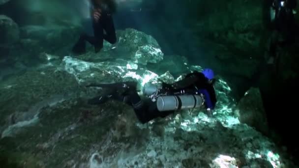 Beleza de caverna em Yucatan subaquático México cenotes . — Vídeo de Stock