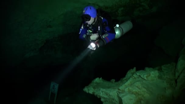 Taucher filmen Kameramann in Höhle von Unterwasser Yucatan Mexiko Cenoten. — Stockvideo