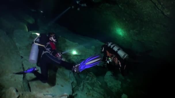 Видеооператор в пещере подводных сенотов Юкатана в Мексике. — стоковое видео