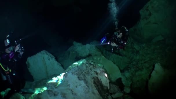 Nurkowie videograf kamerzysta w jaskini pod wodą Yucatan Meksyk cenotes. — Wideo stockowe