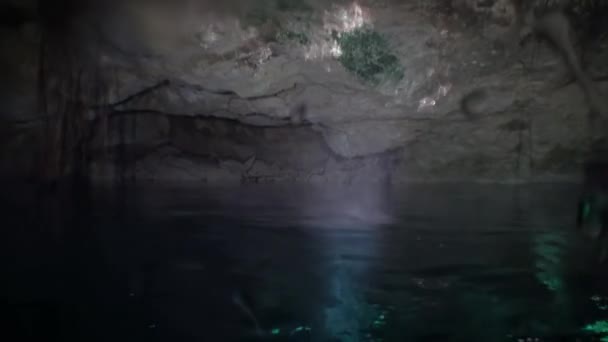 Schönheit der Höhle in Yucatan Mexiko Cenoten unter Wasser. — Stockvideo