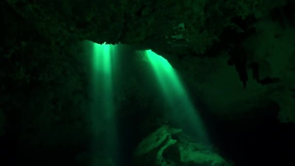 Sun rays underwater in underground cave. — Stockvideo