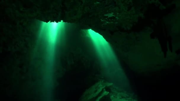 Solstrålar under vattnet i den underjordiska grottan Yucatan Mexico cenotes. — Stockvideo