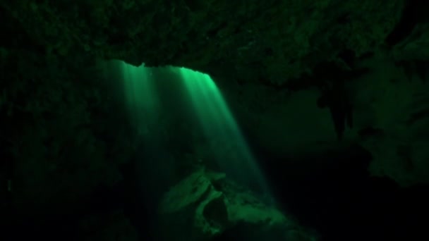Ακτίνες ηλίου κάτω από το νερό σε υπόγεια σπηλιά του Γιουκατάν στο Μεξικό. — Αρχείο Βίντεο