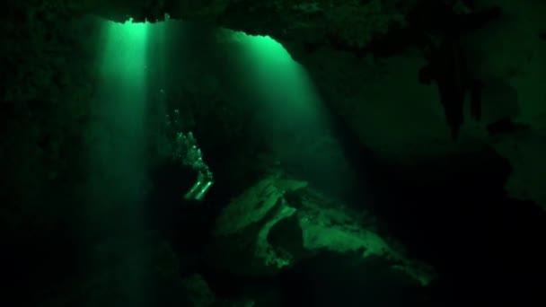 Mergulhadores em caverna de Yucatan subaquático cenotes México. — Vídeo de Stock