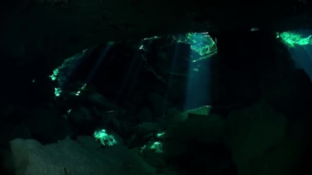 Сонце промені під водою в підземній печері Юкатан Мексика сеноти. — стокове відео