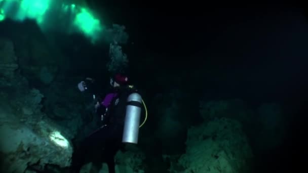 Búvárkodás víz alatt Yucatan Mexikó cenotes. — Stock videók