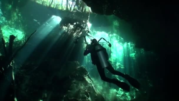 멕시코 유카탄 해저 동굴에 있는 사진사 카메라맨. — 비디오