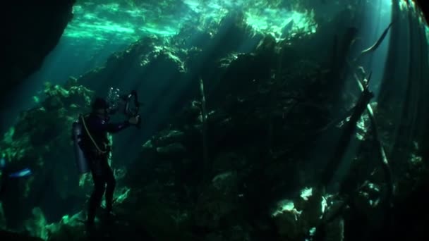 Búvár kamerával a barlangban labirintus víz alatti Yucatan Mexikó cenotes. — Stock videók