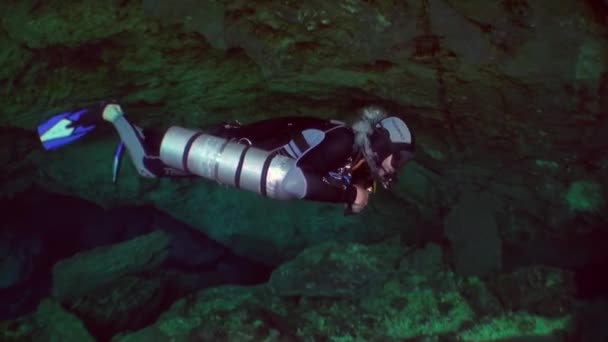 Buceo peligroso en laberinto de cuevas de cenotes submarinos de Yucatán México . — Vídeo de stock