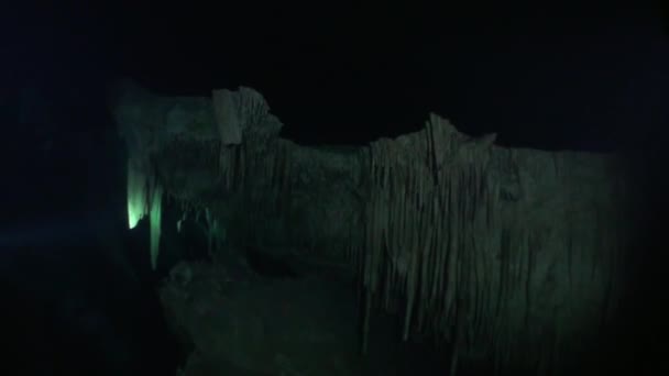 Fotograf potápěčů kameraman v jeskyni pod vodou Yucatan Mexiko cenoty. — Stock video