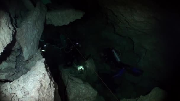 Divers videographer cameraman in cave of underwater Yucatan Mexico cenotes. — Stock Video