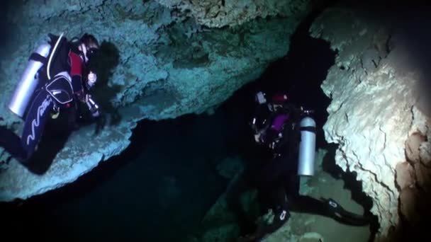 Videografo subacqueo cameraman in grotta di Yucatan Messico cenote. — Video Stock