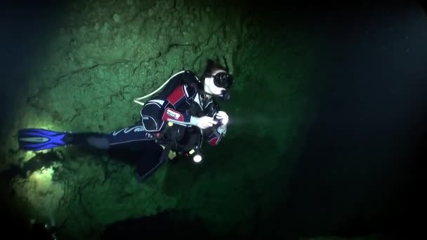 Duikers videograaf cameraman in grot van onderwater Yucatan Mexico cenotes. — Stockvideo