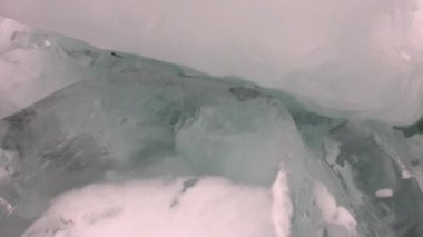 Baykal Gölü üzerindeki doğal buzulların saf şeffaf buz blokları..