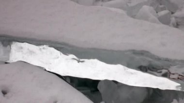 Baykal Gölü üzerindeki doğal buzulların saf şeffaf buz blokları..