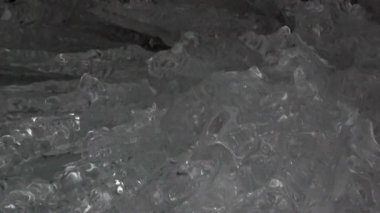Doğal buzulların yakın çekim buzu ve Baykal Gölü 'nün dev buz saçakları..