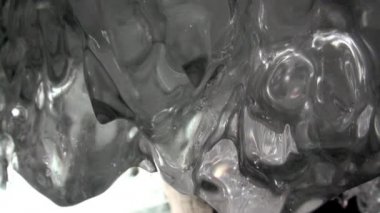 Buzulun saf şeffaf buzu ve Baykal Gölü üzerindeki devasa buz sarkıtları..