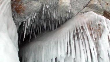 Yakından bakınca Baykal Gölü 'ndeki buz mağarasında buzdan buz saçakları var..