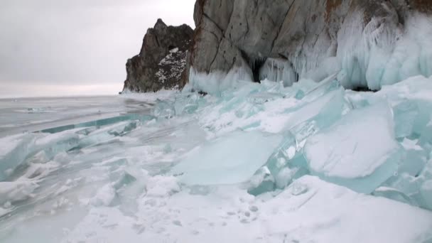 Des blocs de glace transparents et purs de glacier naturel sur le lac Baïkal .