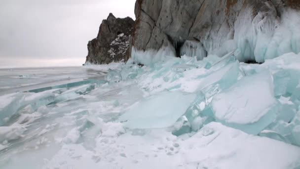 Pure transparante heldere ijsblokken van natuurlijke gletsjer op het Baikalmeer. — Stockvideo