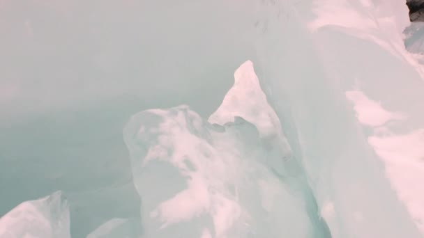 Gros plan blocs de glace transparents purs de glacier naturel sur le lac Baïkal . — Video