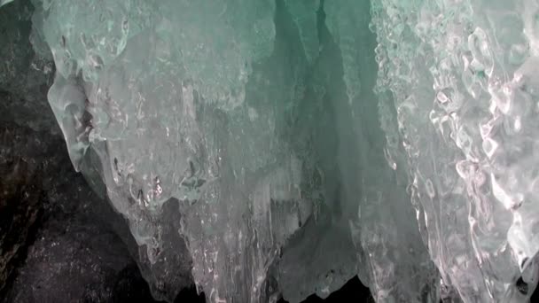 Cueva de hielo de primer plano y enormes heladas de glaciares naturales en el lago Baikal . — Vídeos de Stock