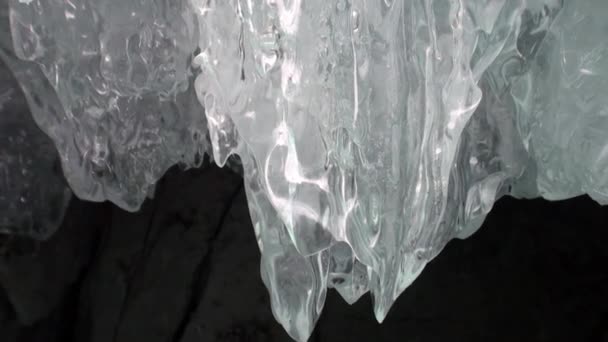 Nahaufnahme Eishöhle und riesige Eiszapfen Frost des natürlichen Gletschers auf dem Baikalsee. — Stockvideo