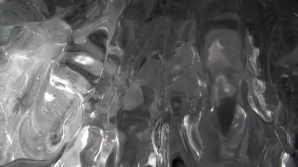 Detailní záběr čistý průhledný led z ledovce a obrovských rampouchů na jezeře Bajkal. — Stock video