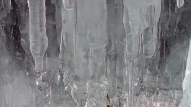 Närbild enorma istappar frost och isblock av naturlig glaciär vid sjön Baikal. — Stockvideo
