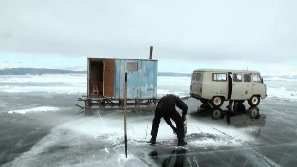 Les gens coupent de la glace pour les trous de glace sur Baikal . — Video