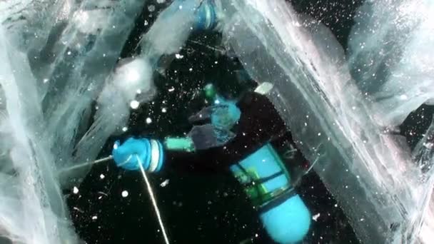 Grabación de vídeo fuera del buzo bajo el hielo bajo el agua del lago Baikal . — Vídeos de Stock